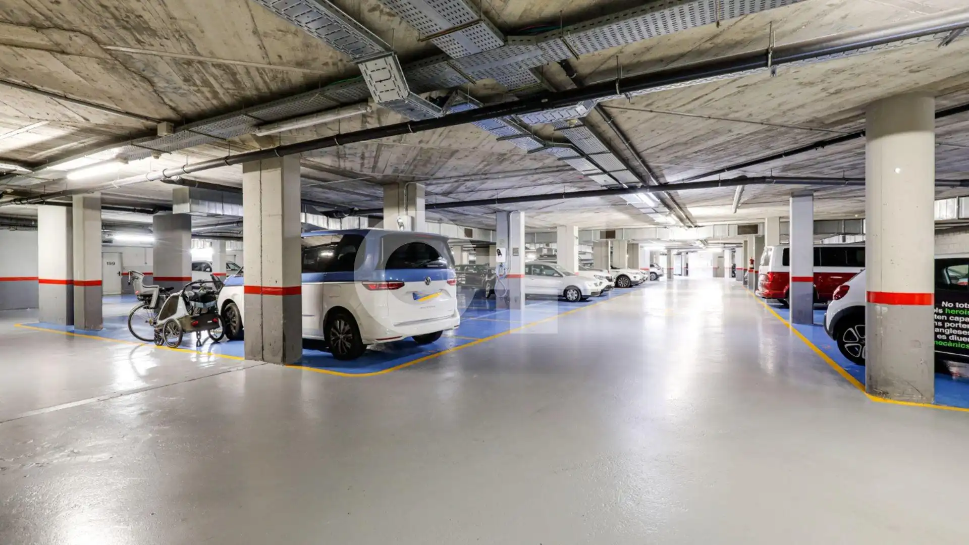 Parkplatz von Wohnungen zum Verkauf in Barcelona mit Heizung, Terrasse und Abstellraum