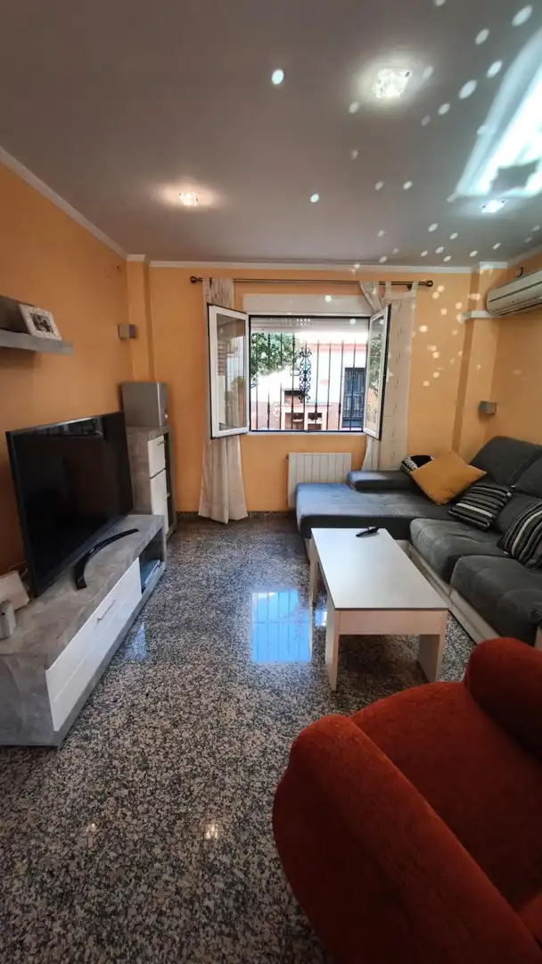 Wohnzimmer von Einfamilien-Reihenhaus zum Verkauf in Huétor Vega mit Klimaanlage, Heizung und Privatgarten
