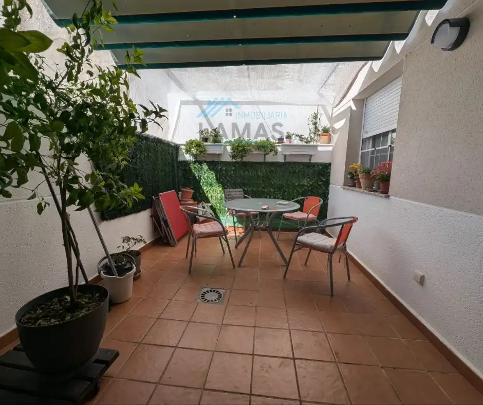 Terrasse von Einfamilien-Reihenhaus zum Verkauf in Navalmoral de la Mata mit Klimaanlage, Heizung und Terrasse
