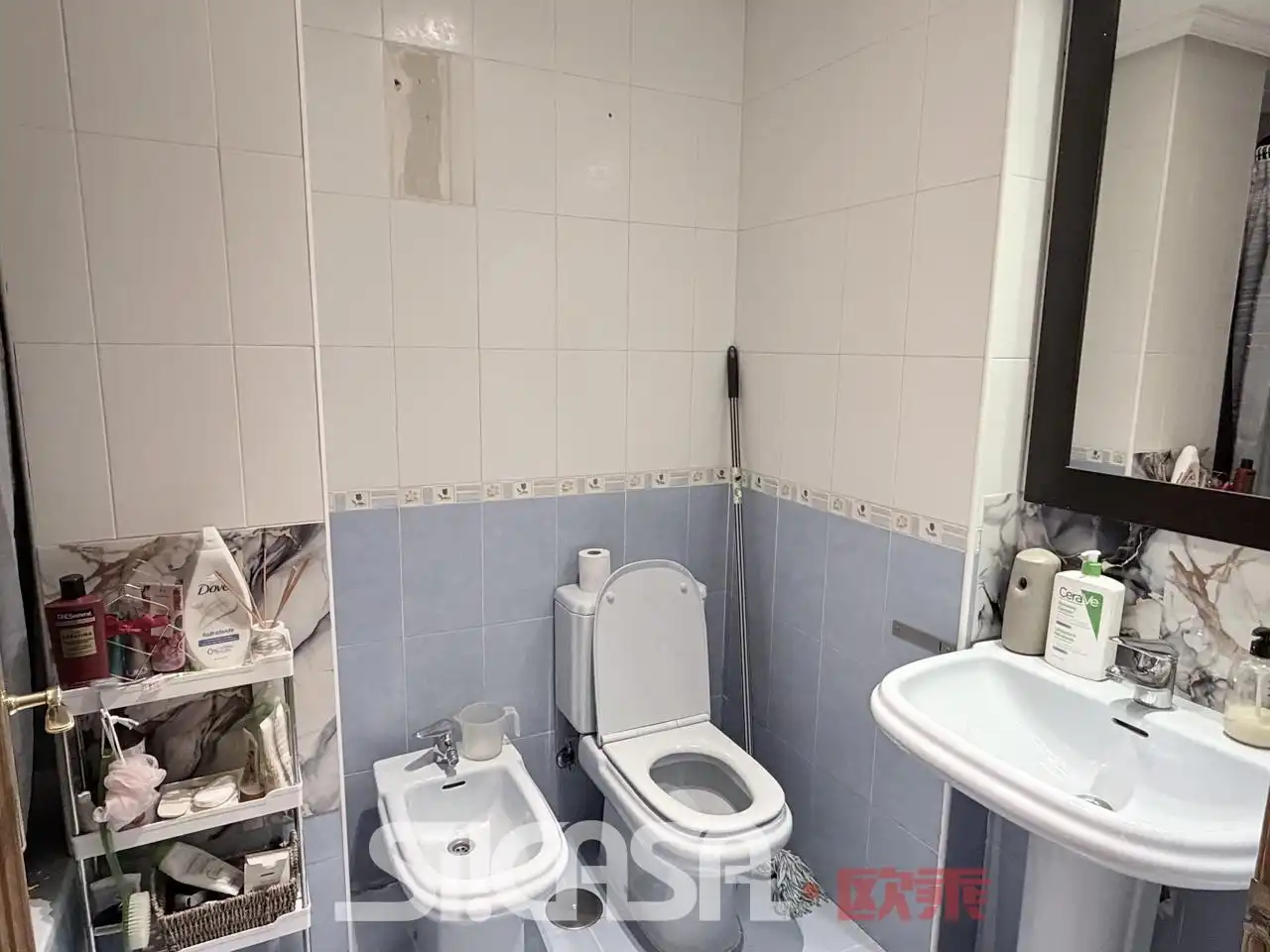 Bathroom of Flat for sale in Parla  with Air Conditioner and Storage room