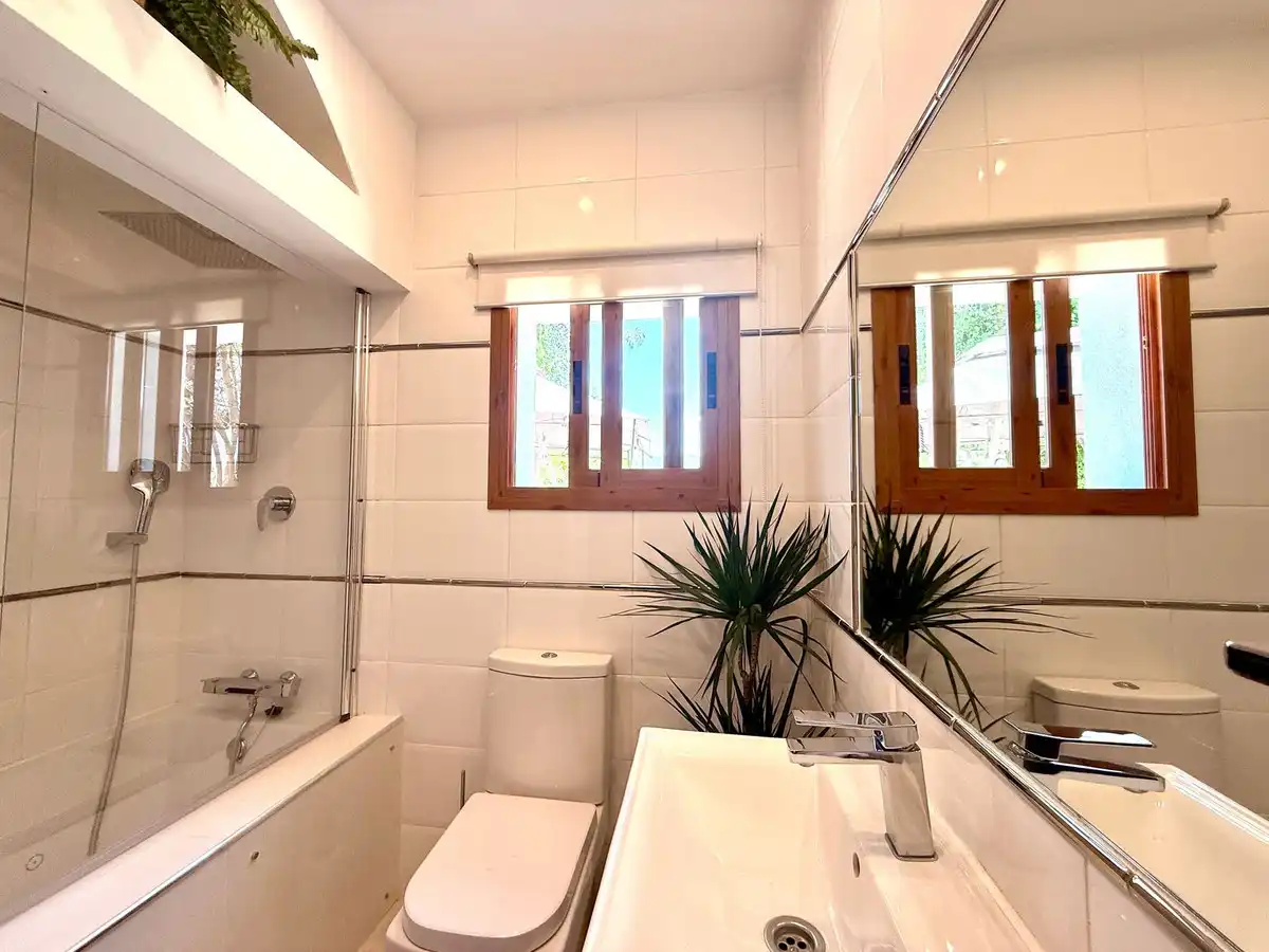 Baño de Casa o chalet de alquiler en Marbella con Aire acondicionado, Jardín privado y Piscina