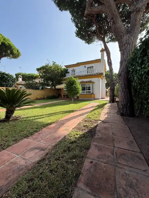 Vista exterior de Casa o xalet en venda en Chiclana de la Frontera amb Aire condicionat, Terrassa i Moblat
