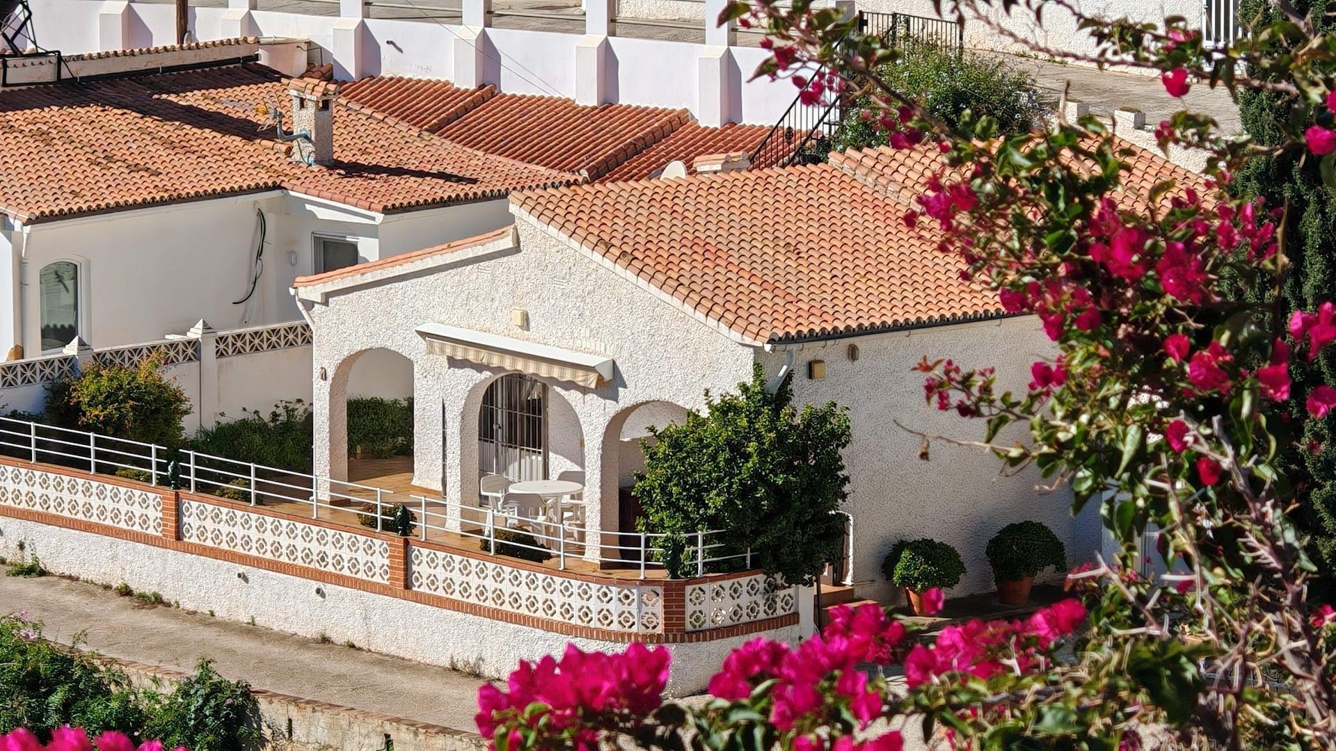 Vista exterior de Casa o xalet en venda en Torrox amb Aire condicionat, Jardí privat i Terrassa