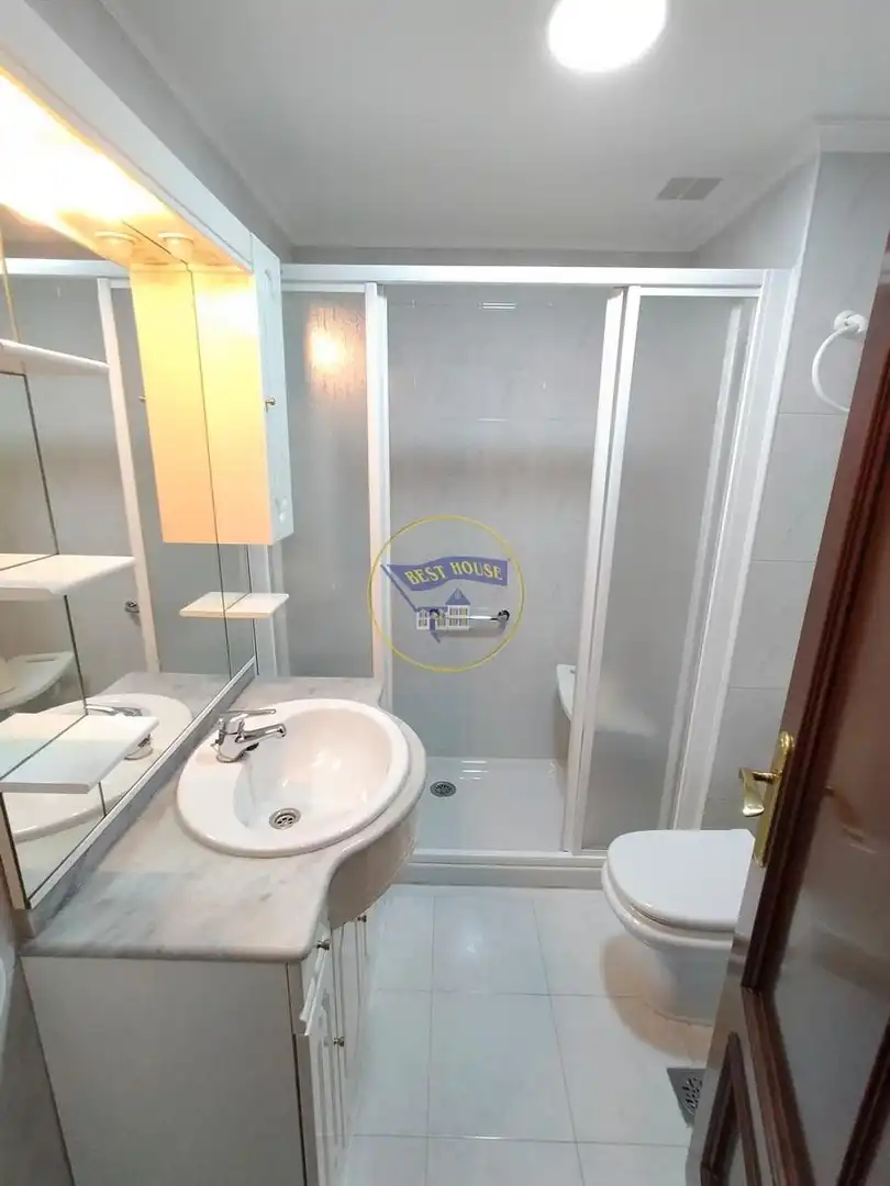 Bathroom of Flat for rent in Vigo   with Heating, Parquet flooring and Furnished