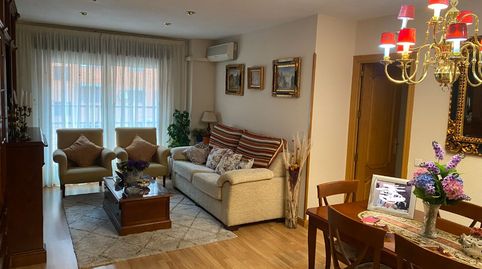 Para entrar a vivir, rodeada de todos los servicios necesarios. Vivienda muy cuidada, amplia y una buena distribución.