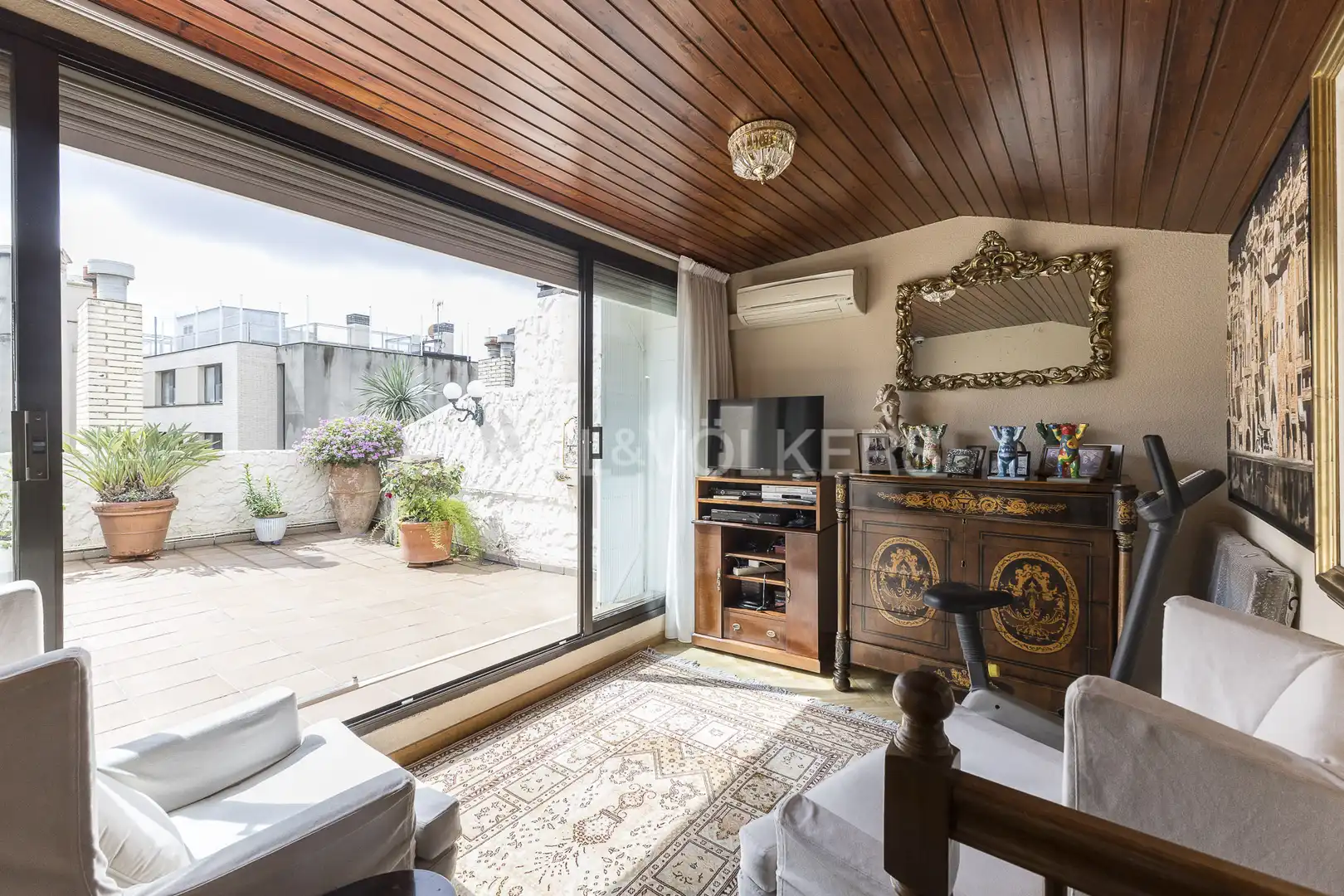 Terrasse von Einfamilien-Reihenhaus zum Verkauf in Barcelona mit Heizung, Privatgarten und Parkett