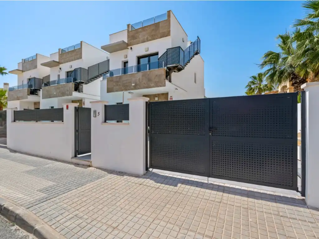 Casa con piscina en venta en Calle las Abubillas