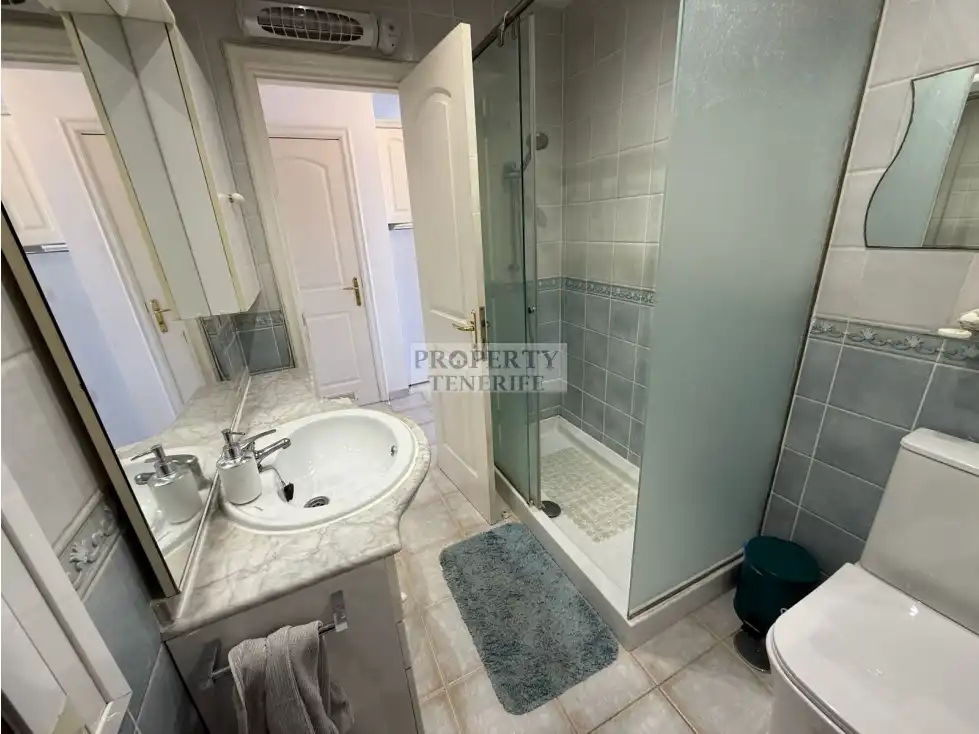 Badezimmer von Wohnungen zum Verkauf in Arona mit Terrasse, Schwimmbad und Möbliert