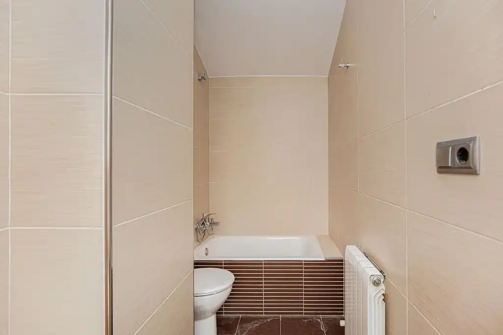 Bathroom of Flat for sale in Girona  with Heating and Storage room