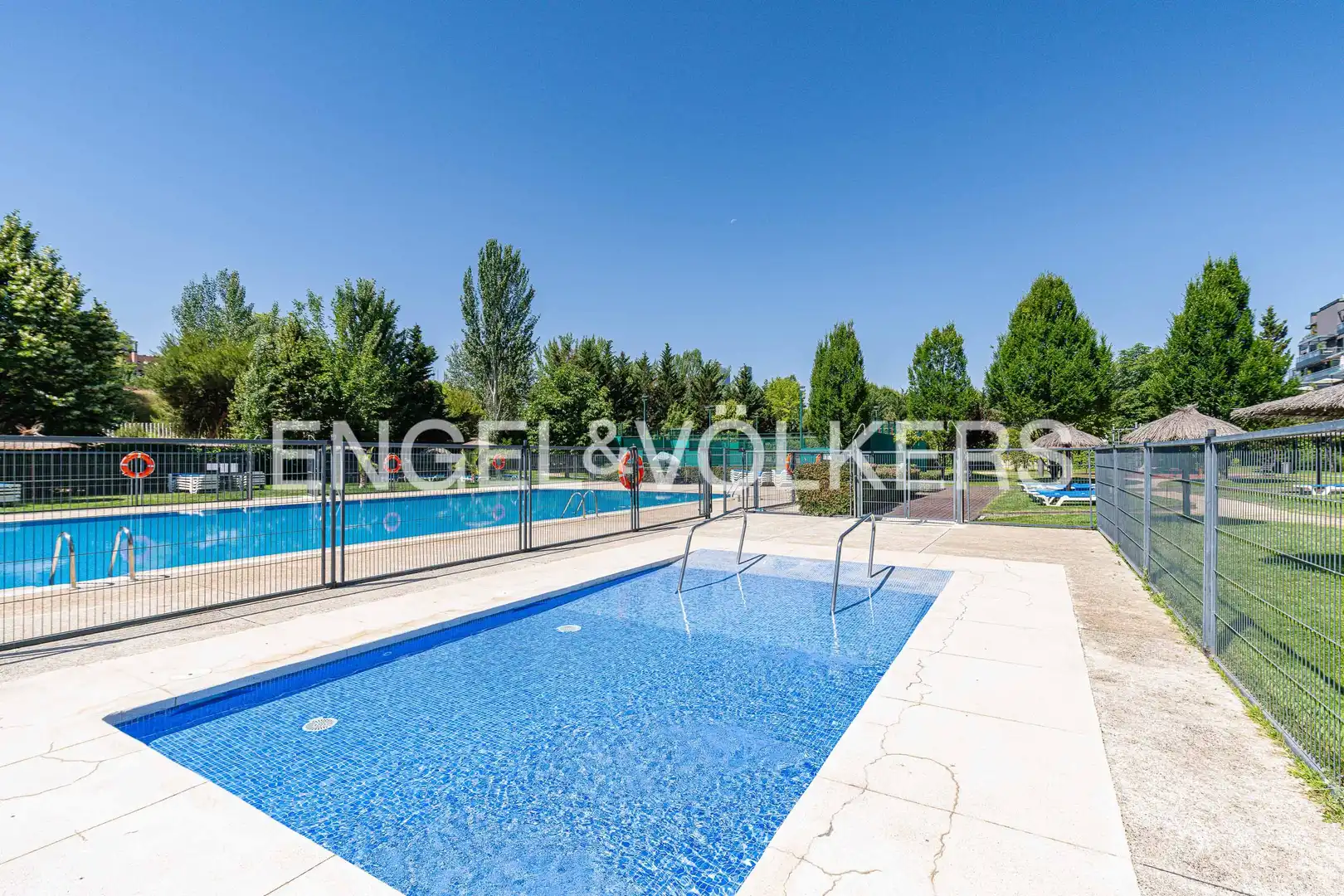 Schwimmbecken von Wohnung zum Verkauf in Madrid mit Klimaanlage, Heizung und Parkett