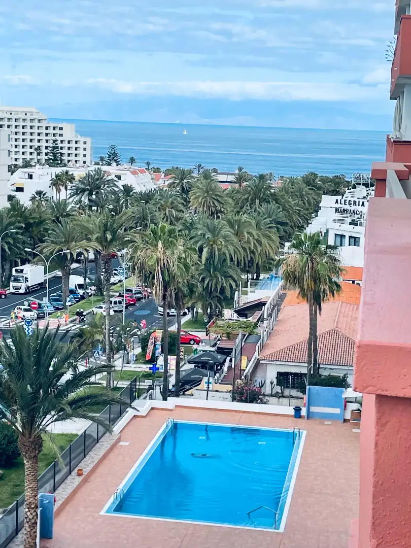 Vista exterior de Piso en venta en Arona con Terraza, Amueblado y Piscina comunitaria