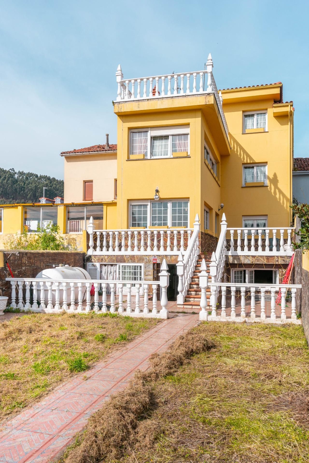 Vista exterior de Casa o xalet en venda en Soto del Barco amb Calefacció, Jardí privat i Terrassa