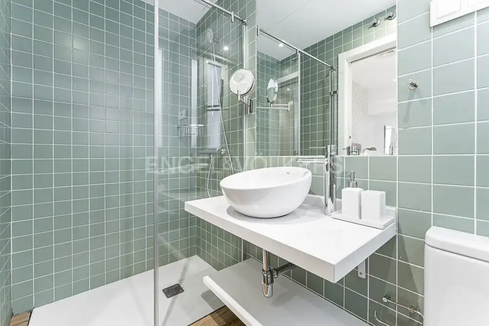 Bany de Apartament de lloguer en Madrid amb Aire condicionat, Calefacció i Moblat