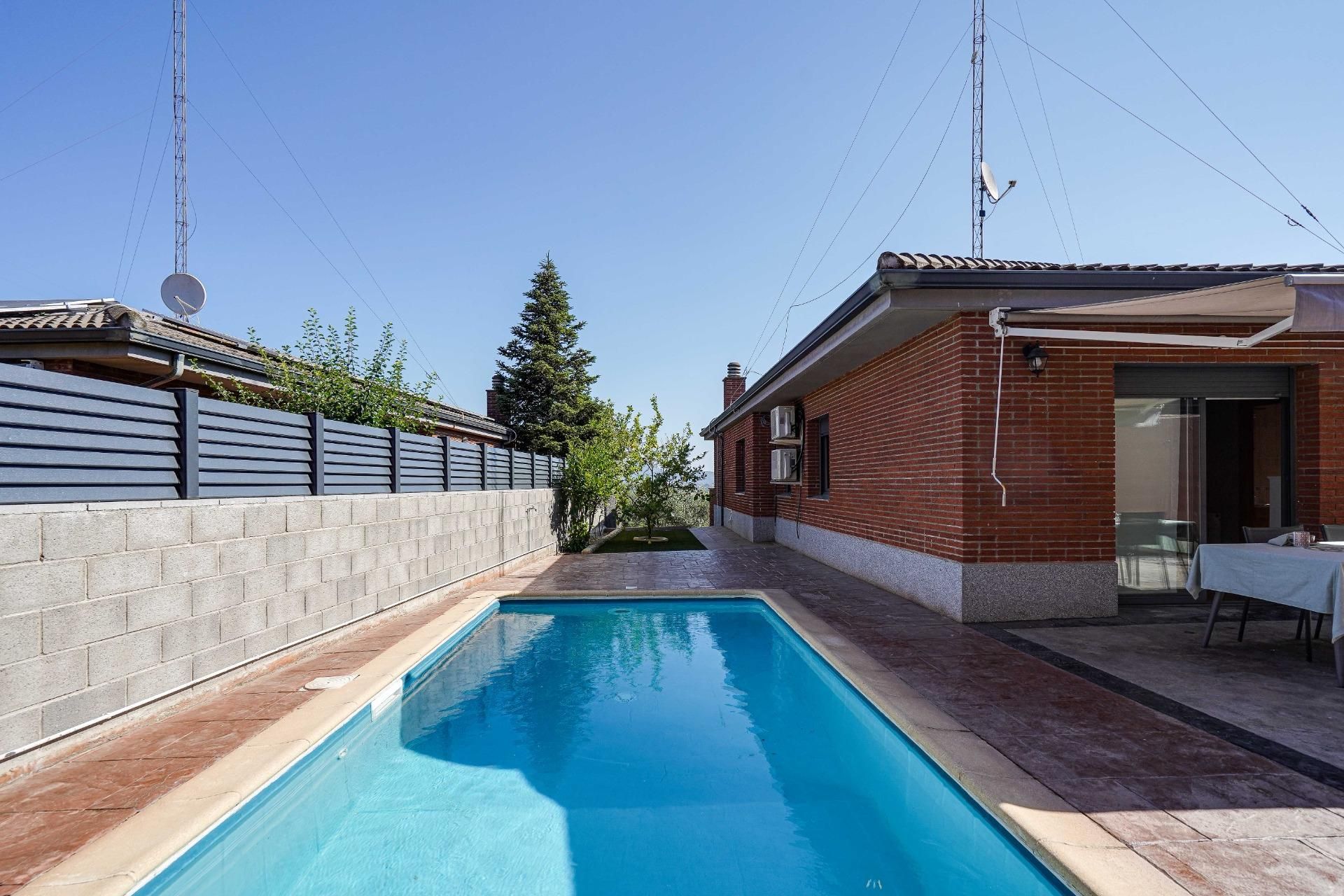 Swimming pool of House or chalet for sale in Masquefa  with Air Conditioner, Heating and Private garden