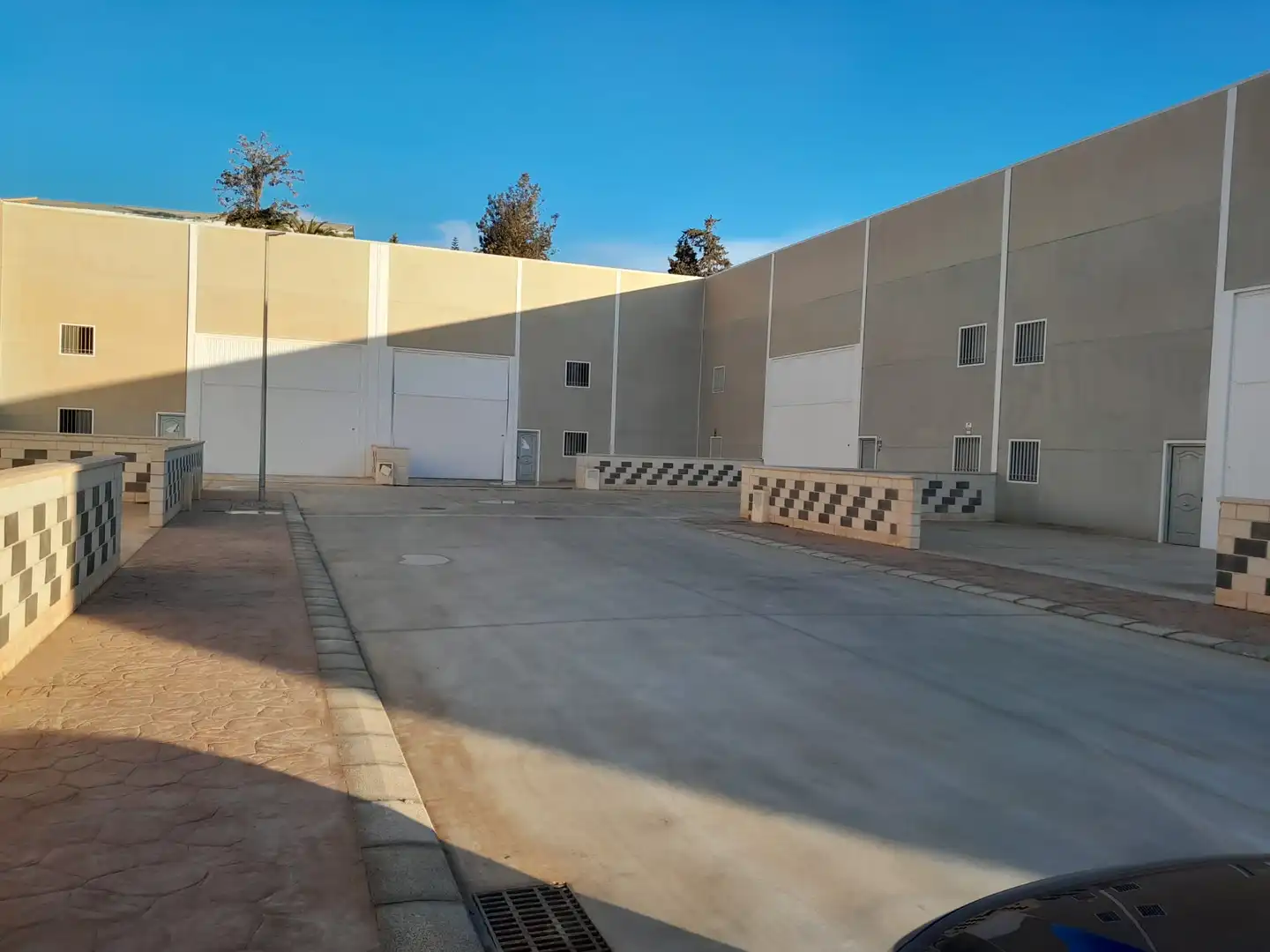Außenansicht von Fabrikhallen zur Miete in Algarrobo