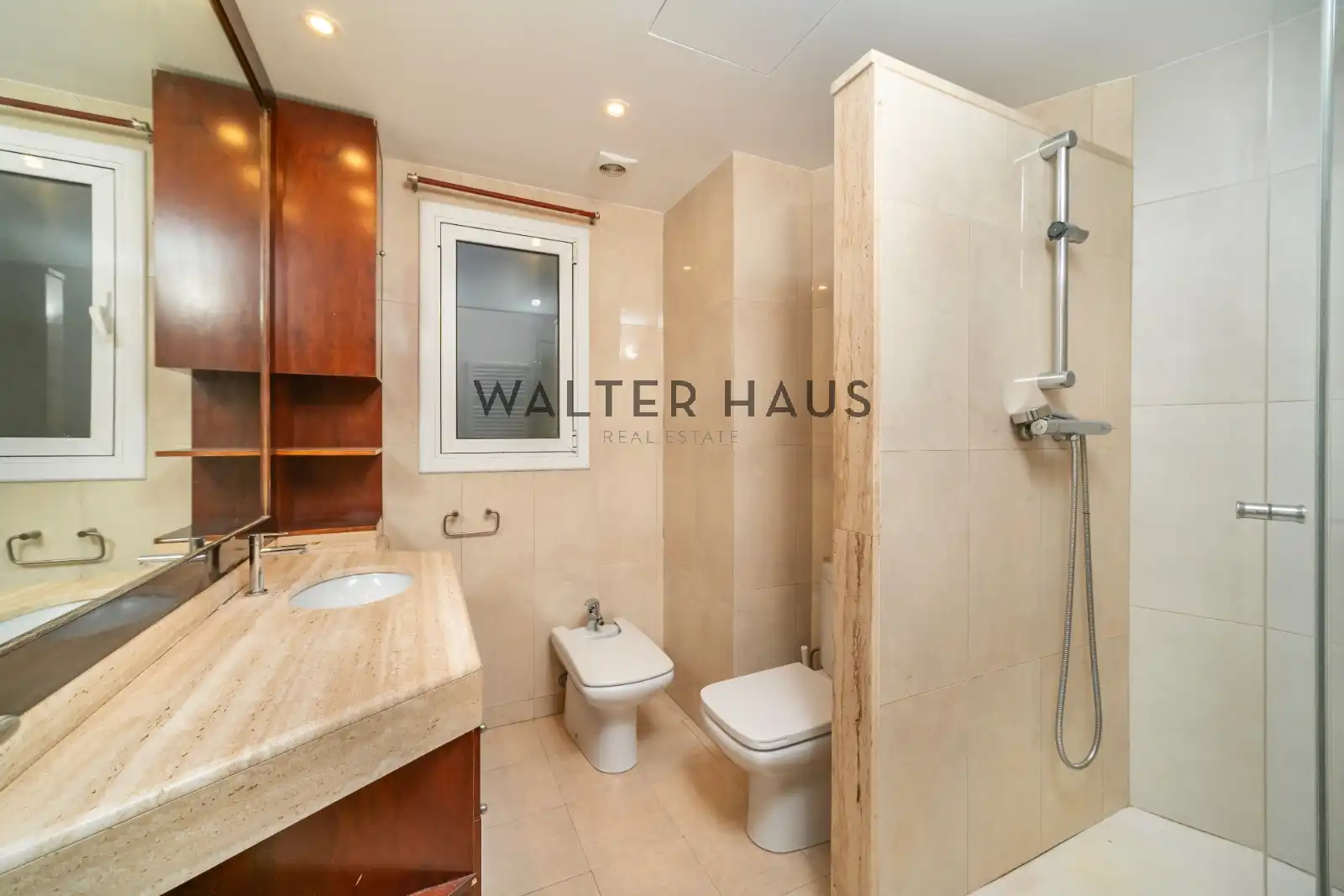 Badezimmer von Wohnung zum Verkauf in Barcelona mit Klimaanlage, Heizung und Parkett
