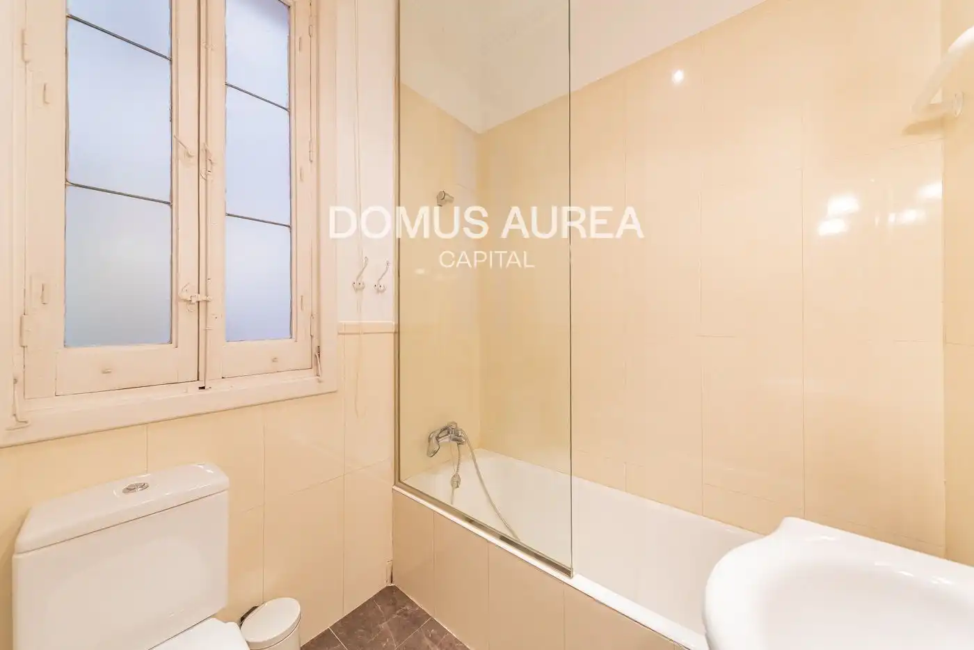 Badezimmer von Wohnung zur Miete in Madrid mit Klimaanlage, Heizung und Terrasse