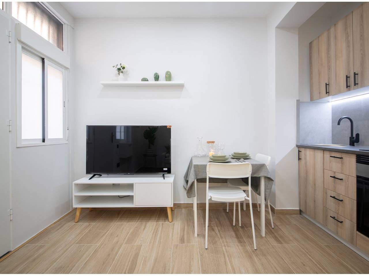 Sala d'estar de Estudi en venda en  Barcelona Capital amb Parquet i Moblat