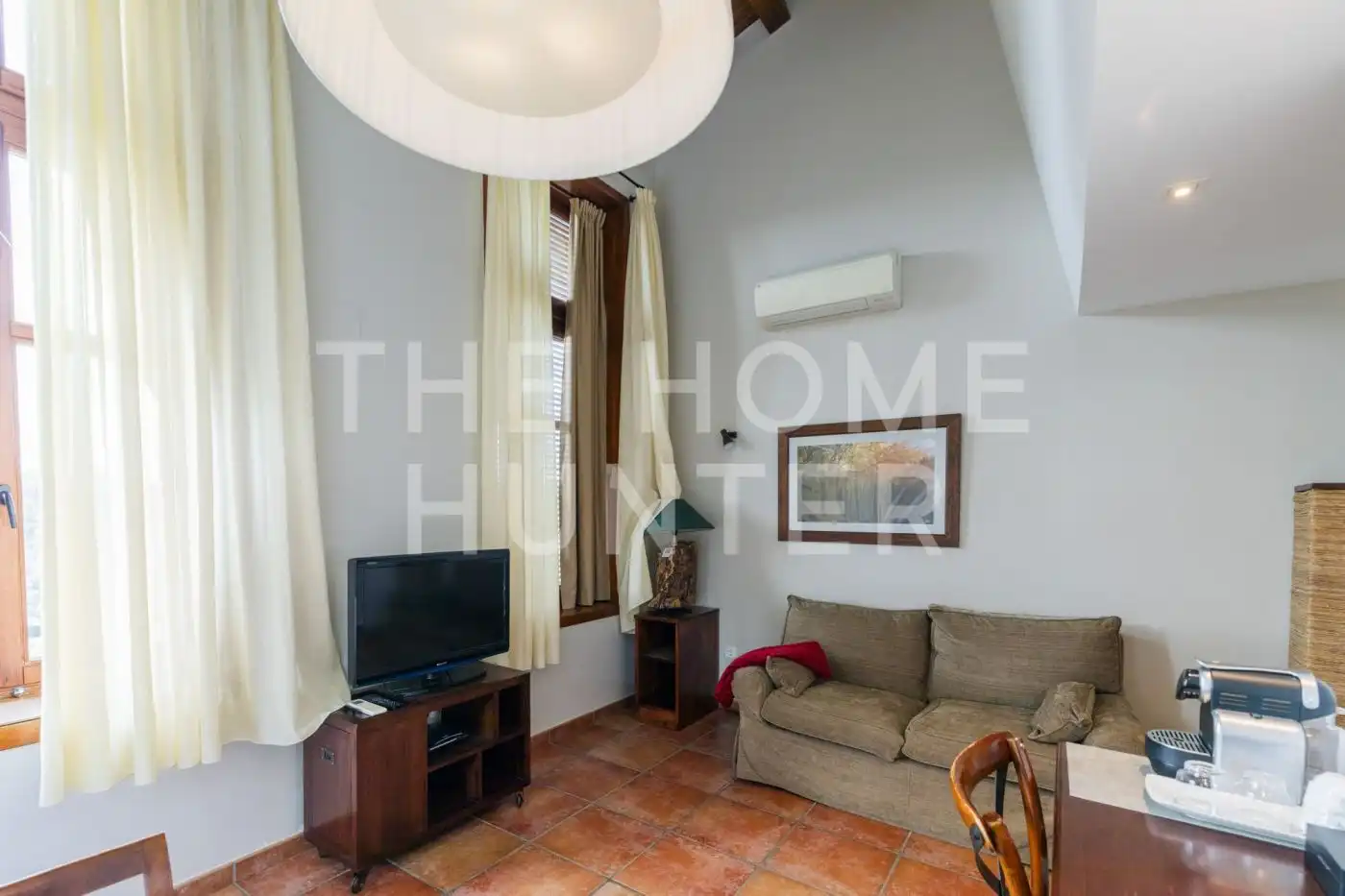 Sala d'estar de Finca rústica en venda en Sant Aniol de Finestres amb Aire condicionat, Calefacció i Jardí privat
