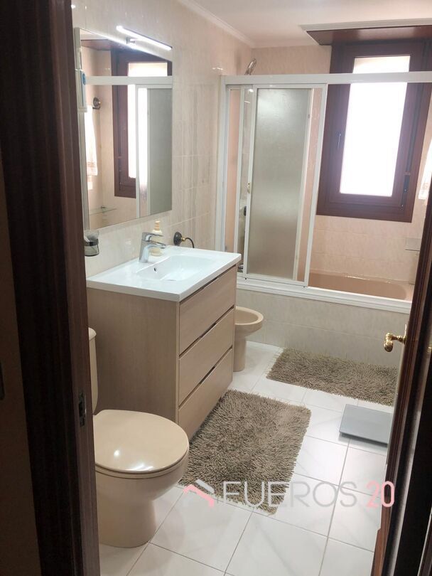 Bany de Pis en venda en Barakaldo  amb Calefacció, Traster i Balcó