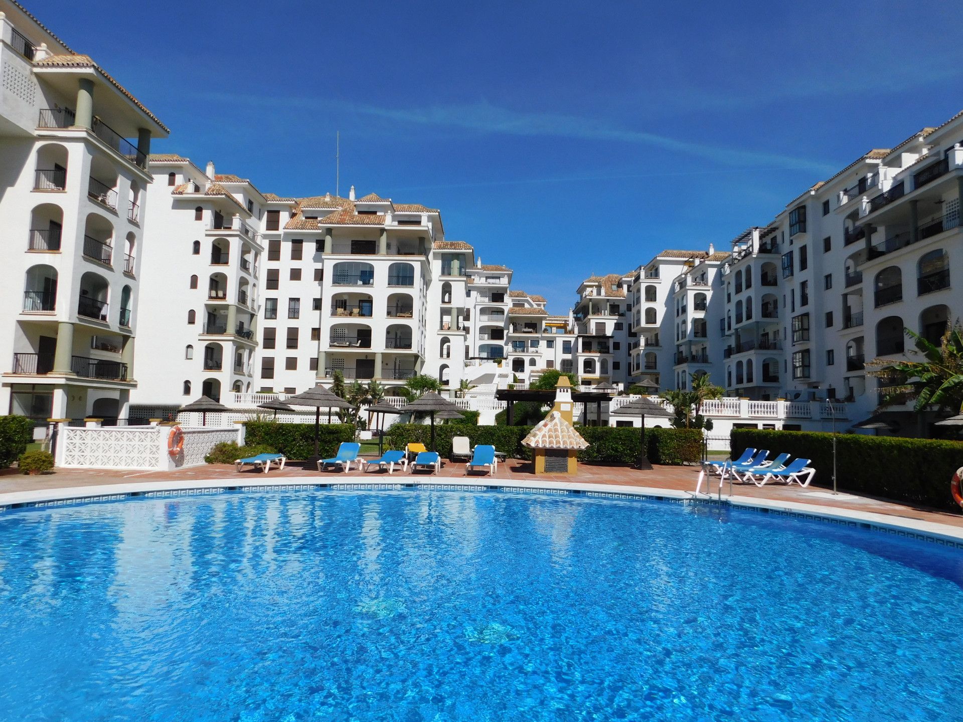 Vista exterior de Planta baja en venta en Manilva con Jardín privado, Terraza y Piscina