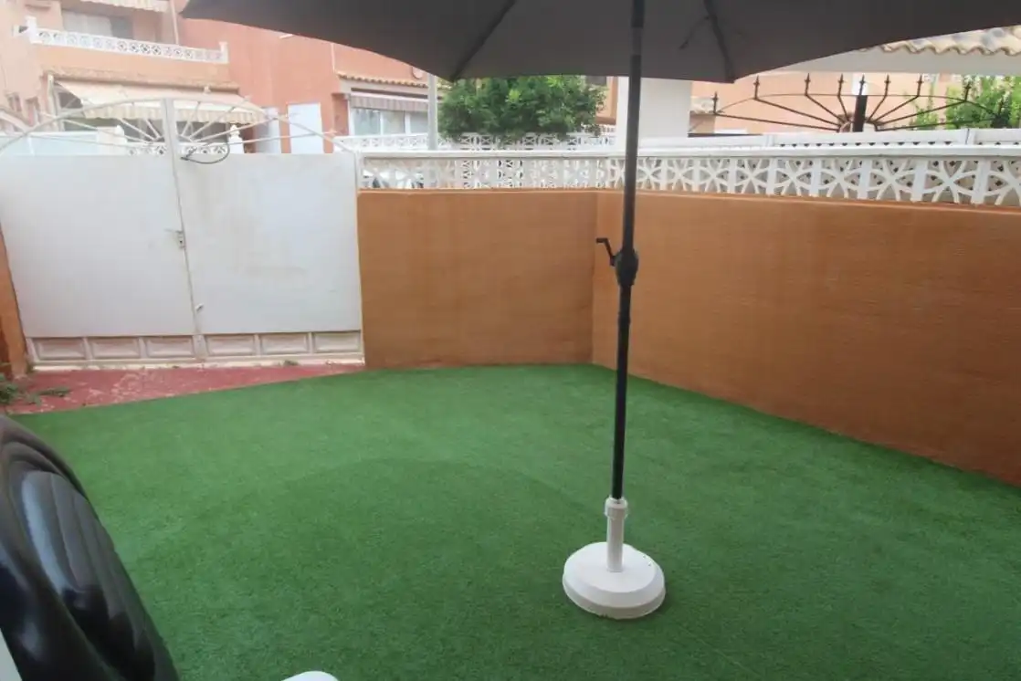 Terrassa de Casa adosada en venda en Torrevieja amb Jardí privat, Terrassa i Moblat