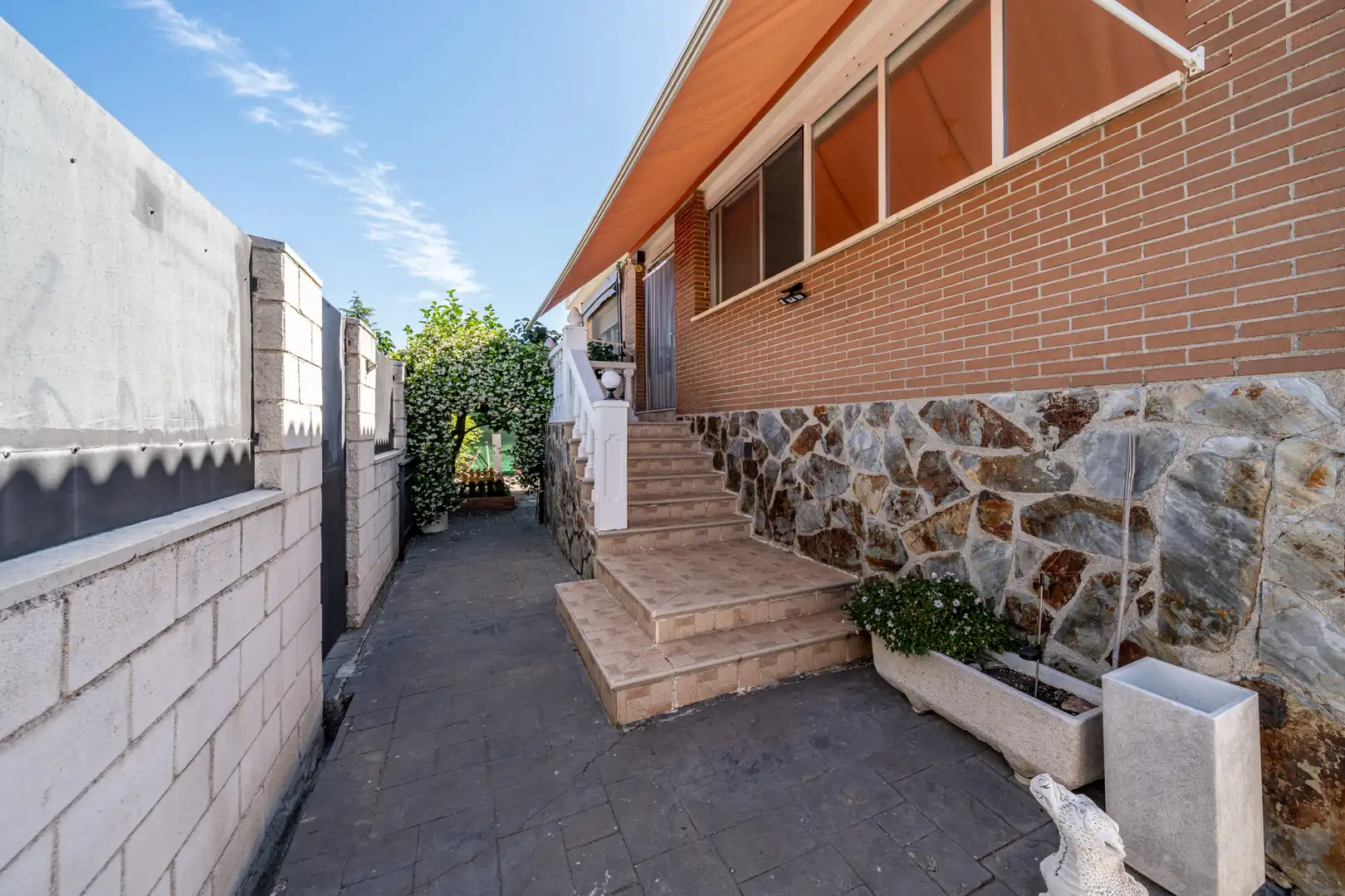 Vista exterior de Casa o chalet en venta en Chiloeches con Aire acondicionado, Calefacción y Jardín privado