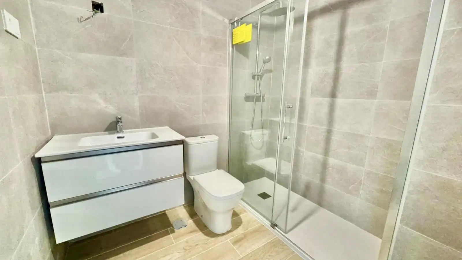 Baño de Apartamento de alquiler en Torremolinos con Aire acondicionado, Calefacción y Jardín privado
