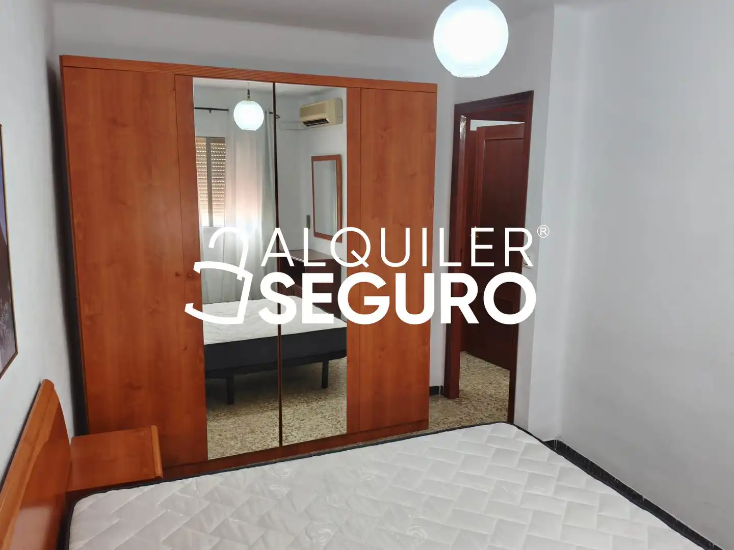 Piso con ascensor en alquiler en De Carmona, imagen 2