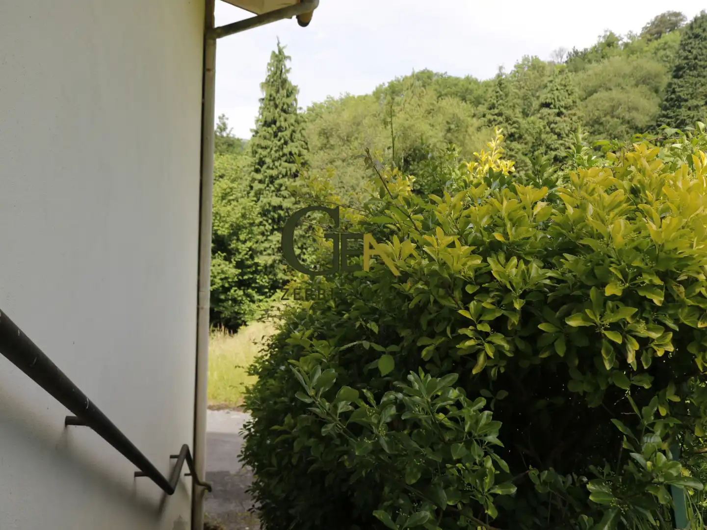 Garten von Einfamilien-Reihenhaus zum Verkauf in Alkiza mit Heizung, Privatgarten und Terrasse
