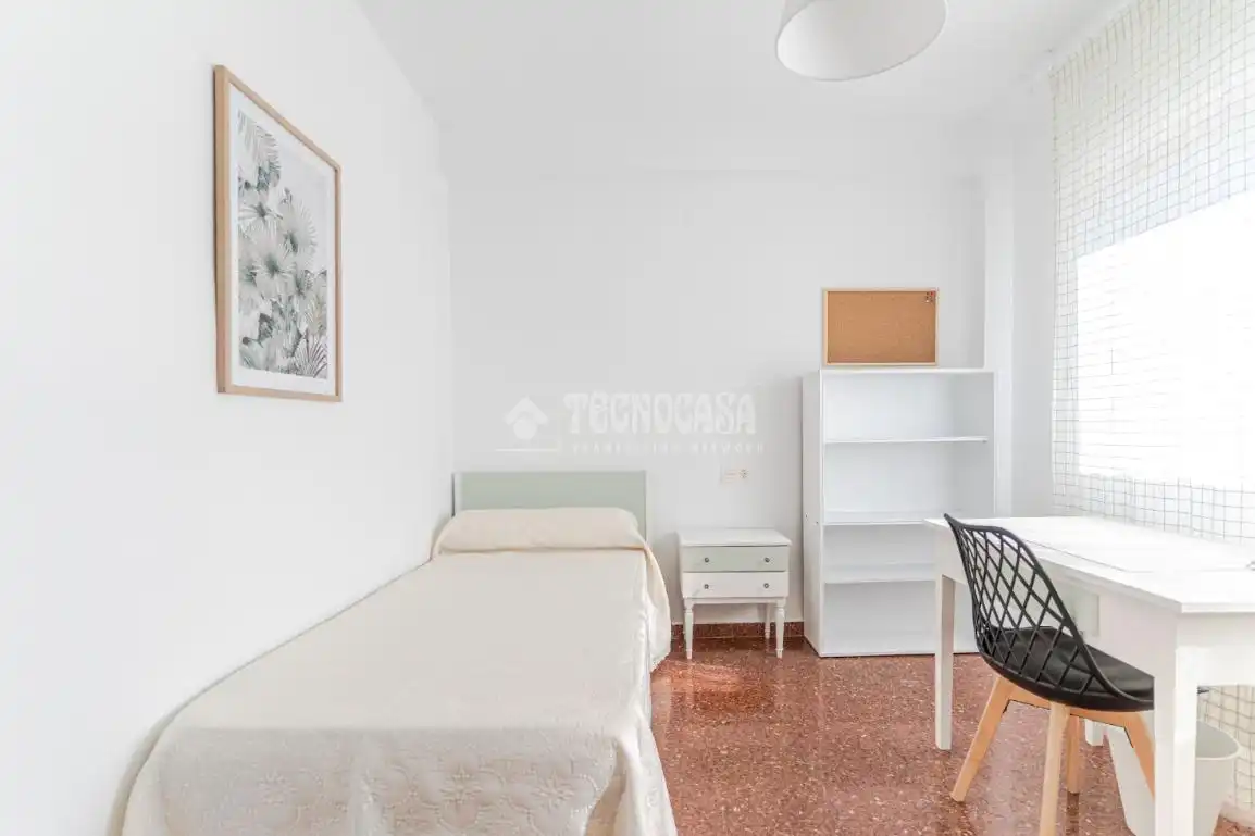 Habitación de Piso de alquiler en Granada con Aire acondicionado y Amueblado