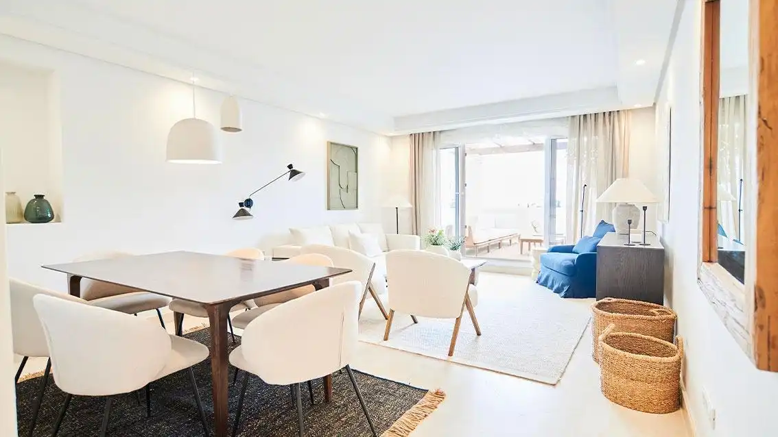 Sala d'estar de Àtic en venda en Marbella amb Jardí privat, Terrassa i Traster