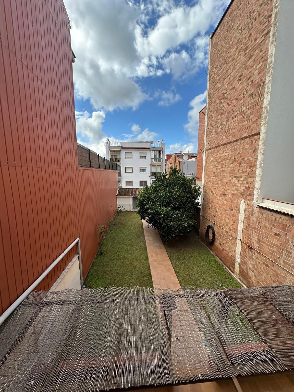 Vista exterior de Casa o xalet en venda en Cornellà de Llobregat amb Calefacció, Jardí privat i Terrassa