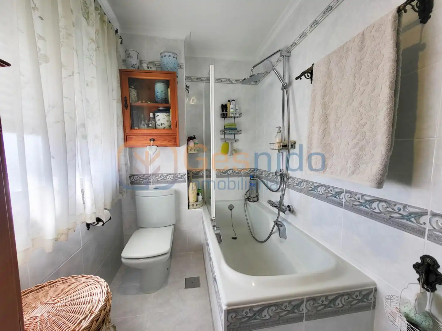 Baño de Casa adosada en venta en Segovia con Calefacción, Parquet y Trastero
