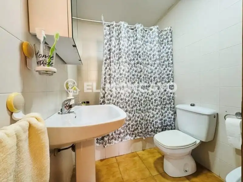 Baño de Apartamento en venta en Torrevieja con Aire acondicionado, Calefacción y Trastero
