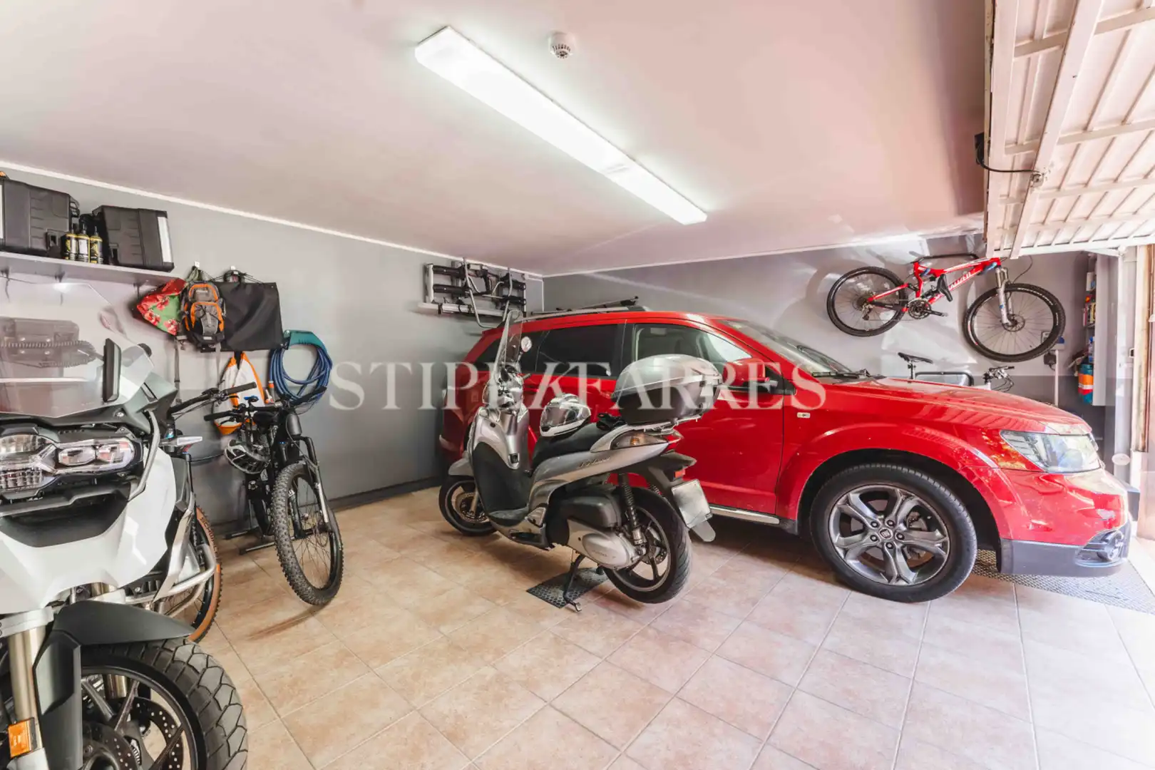 Parkplatz von Haus oder Chalet zum Verkauf in Barcelona mit Klimaanlage, Heizung und Privatgarten