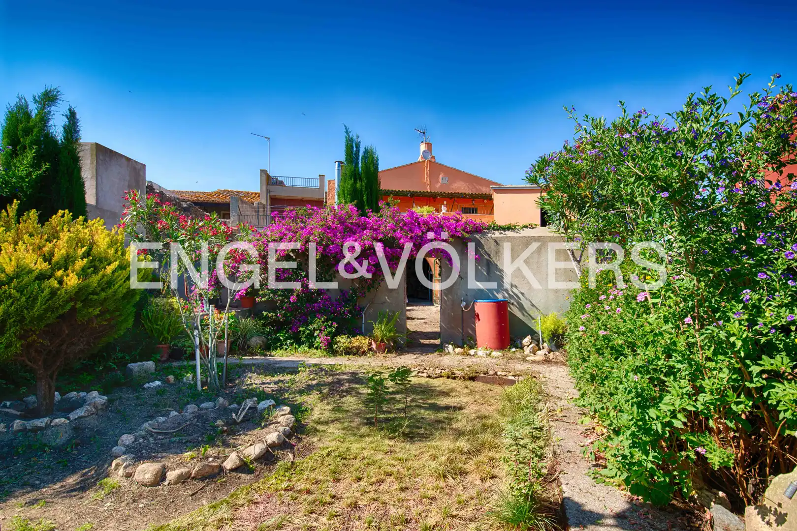 Casa adosada en venta en Garriguella con Calefacción, Jardín privado y Terraza
