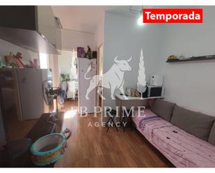 Dormitori de Pis de lloguer en L'Hospitalet de Llobregat amb Parquet i Moblat