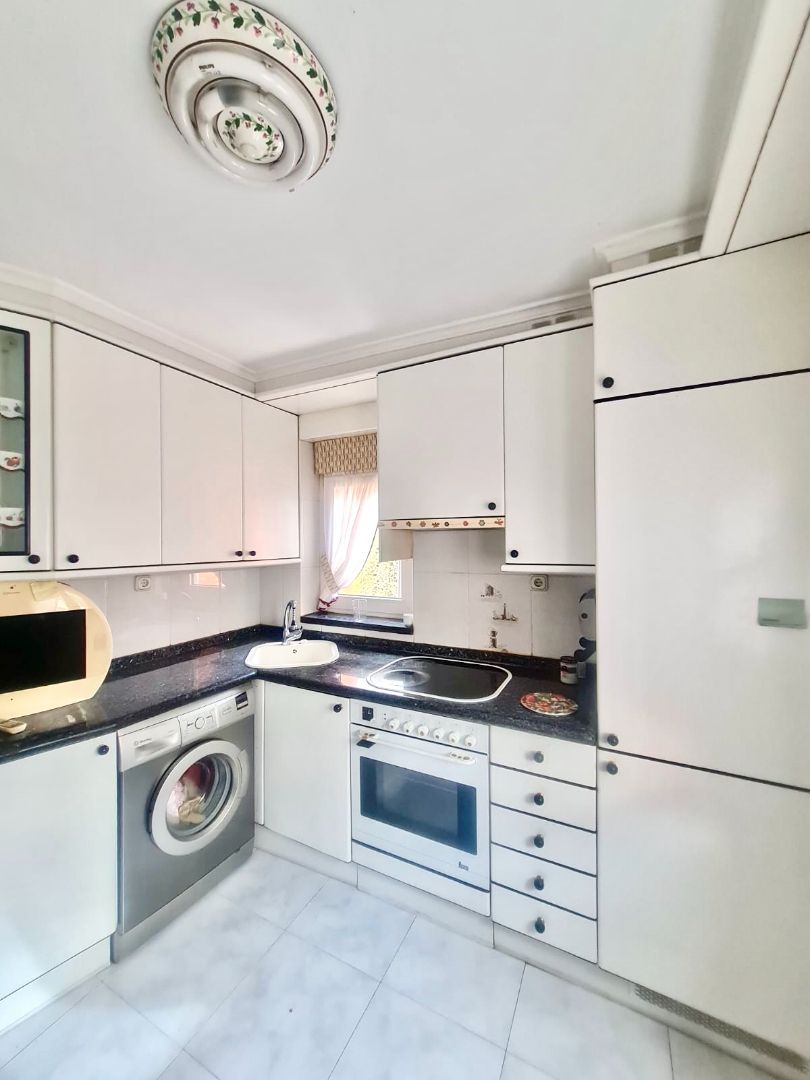 Cuina de Pis en venda en Gijón  amb Calefacció, Parquet i Moblat