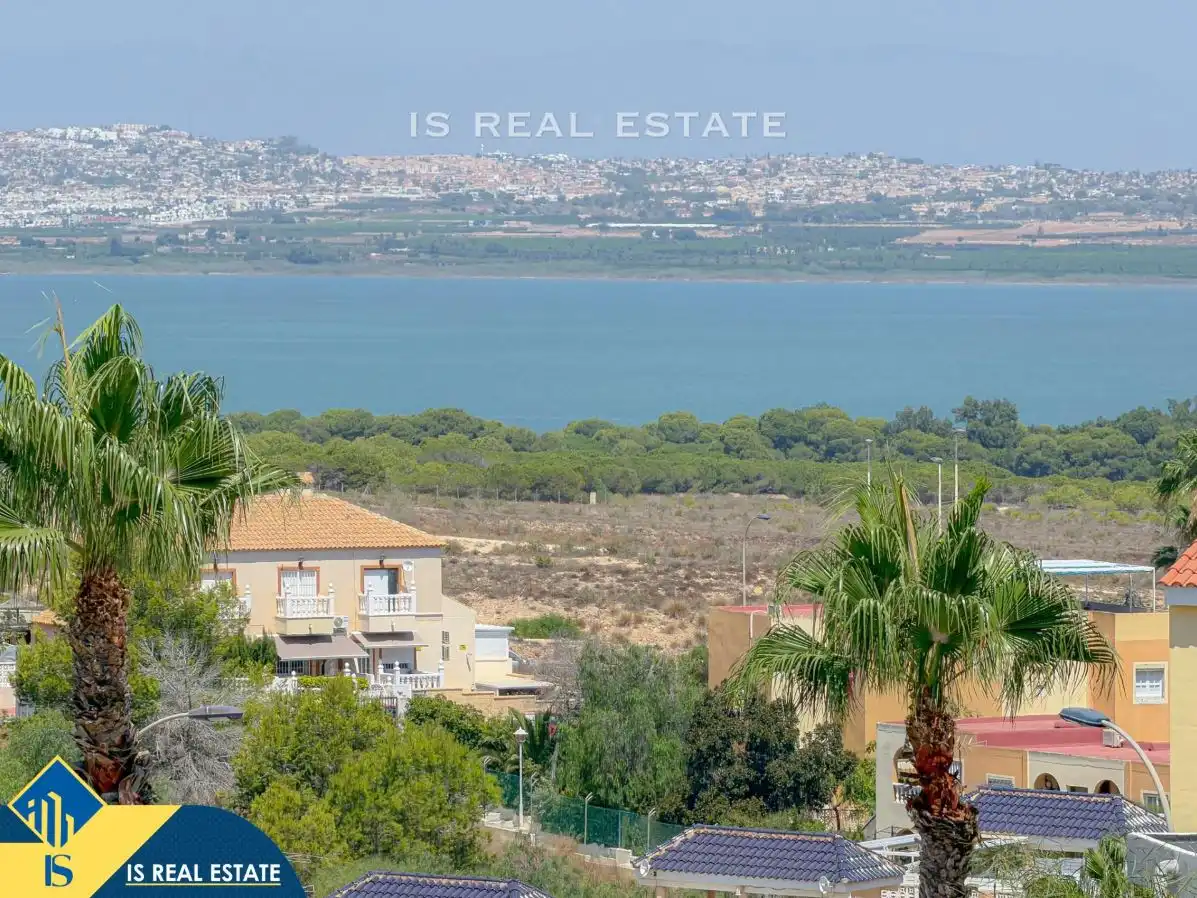 Vista exterior de Estudi en venda en Torrevieja amb Calefacció, Terrassa i Moblat