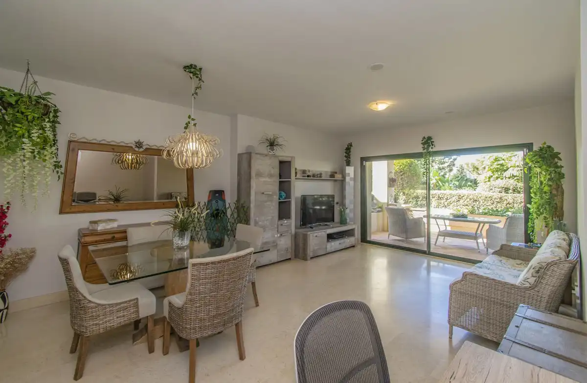 Menjador de Apartament en venda en Benahavís amb Aire condicionat, Jardí privat i Moblat