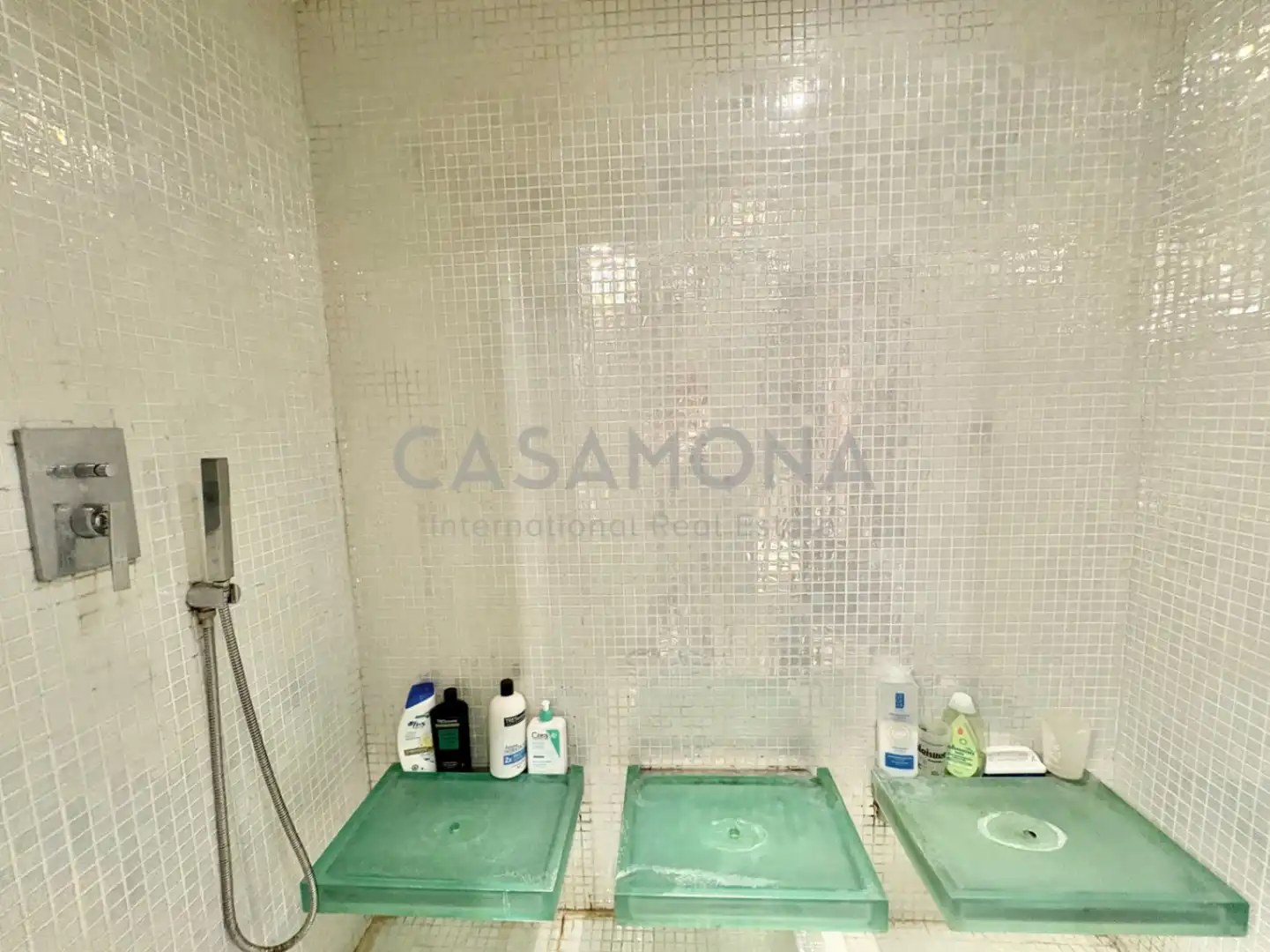 Badezimmer von Wohnungen zum Verkauf in Barcelona mit Klimaanlage, Heizung und Balkon