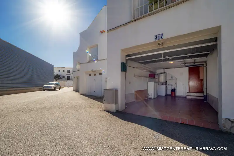 Außenansicht von Haus oder Chalet zum Verkauf in Empuriabrava mit Klimaanlage, Heizung und Terrasse