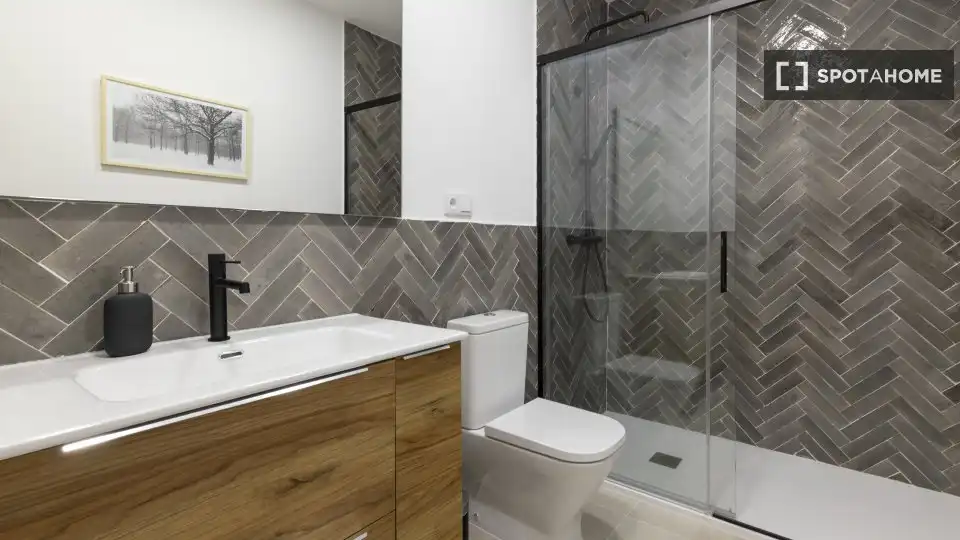 Bathroom of Flat for rent in Valencia  with Air Conditioner, Heating and Furnished