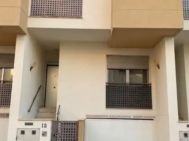 Vista exterior de Casa adosada en venda en Enguera amb Aire condicionat