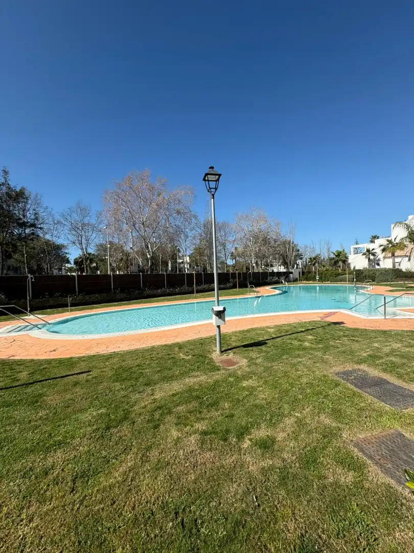 Schwimmbecken von Wohnung zum Verkauf in Chipiona mit Klimaanlage, Heizung und Privatgarten