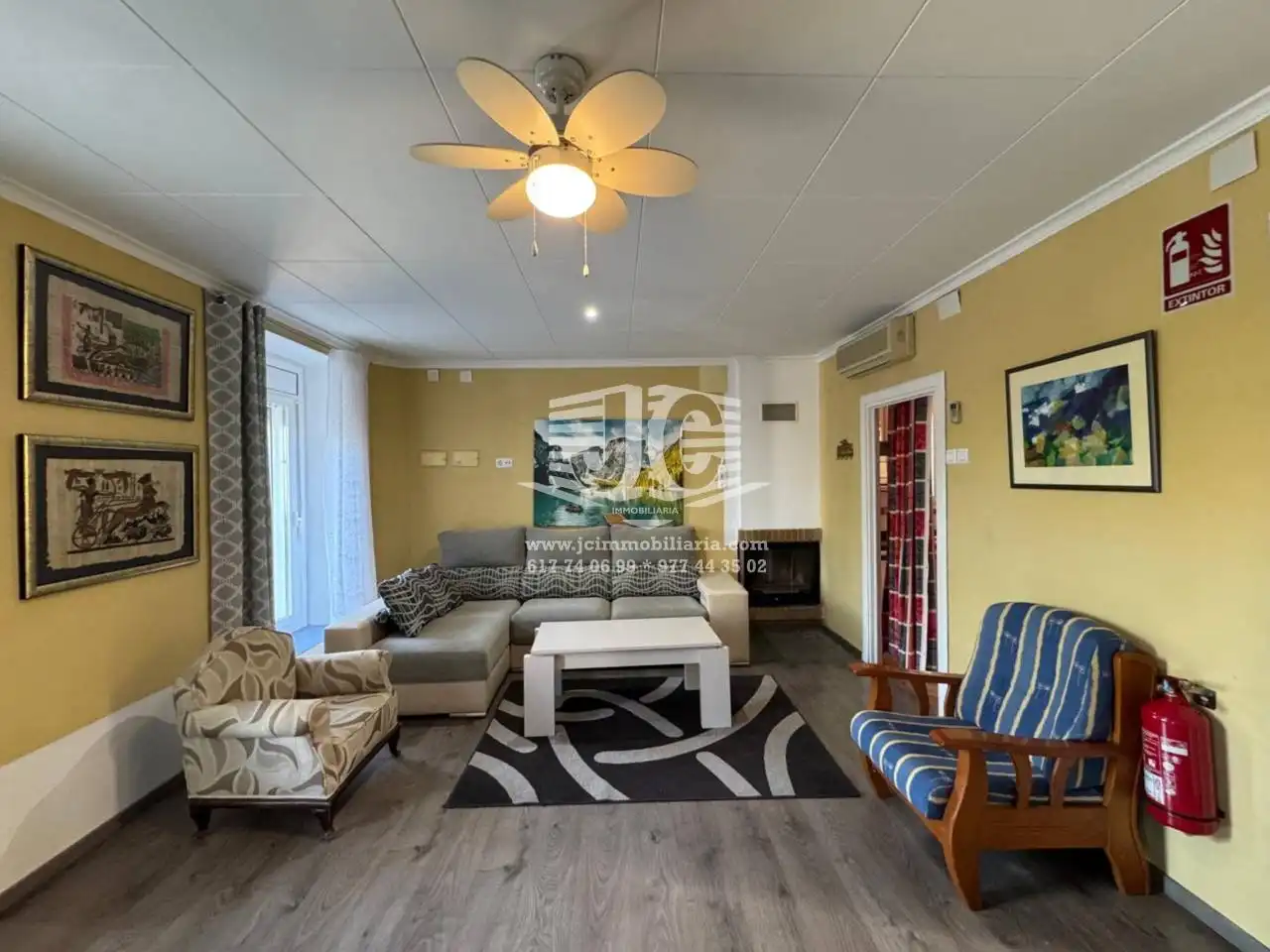Sala d'estar de Casa o xalet en venda en Tortosa amb Aire condicionat, Jardí privat i Parquet