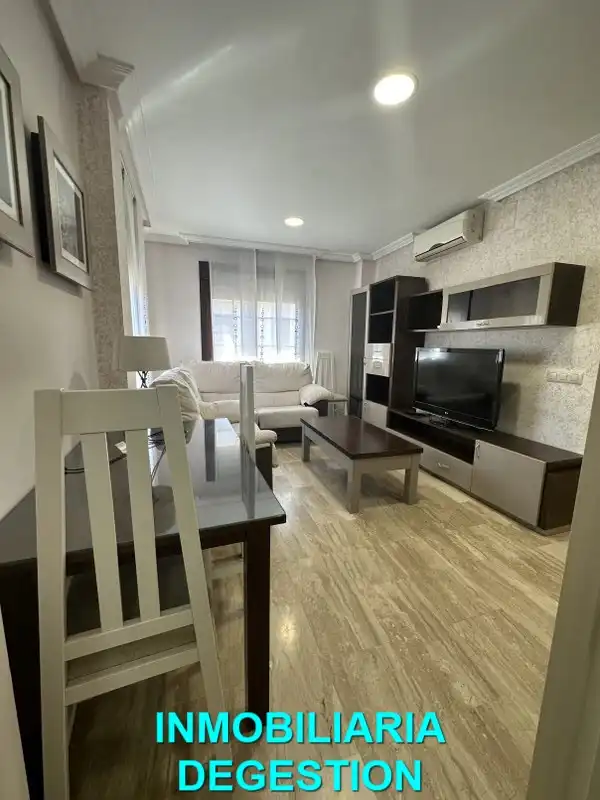 Sala de estar de Apartamento de alquiler en Linares con Aire acondicionado, Calefacción y Amueblado