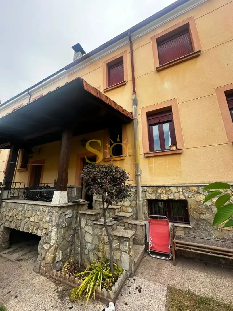 Vista exterior de Casa o xalet en venda en León Capital  amb Calefacció, Jardí privat i Terrassa