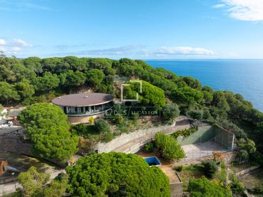 Detached house with balcony for sale in Urbanitzacions